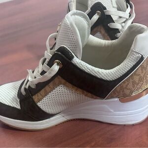 Michel Kors White and Brown size 6